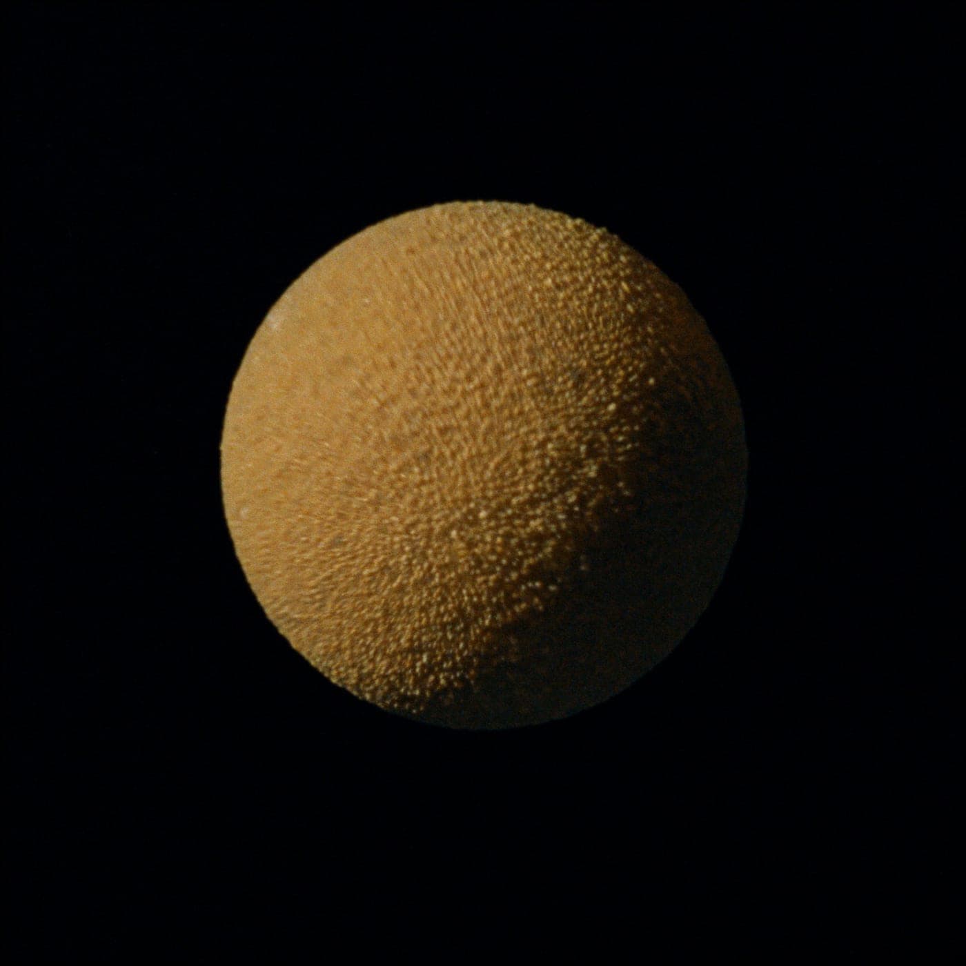 Una sfera di sabbia fine che si compatta e si sgrana.